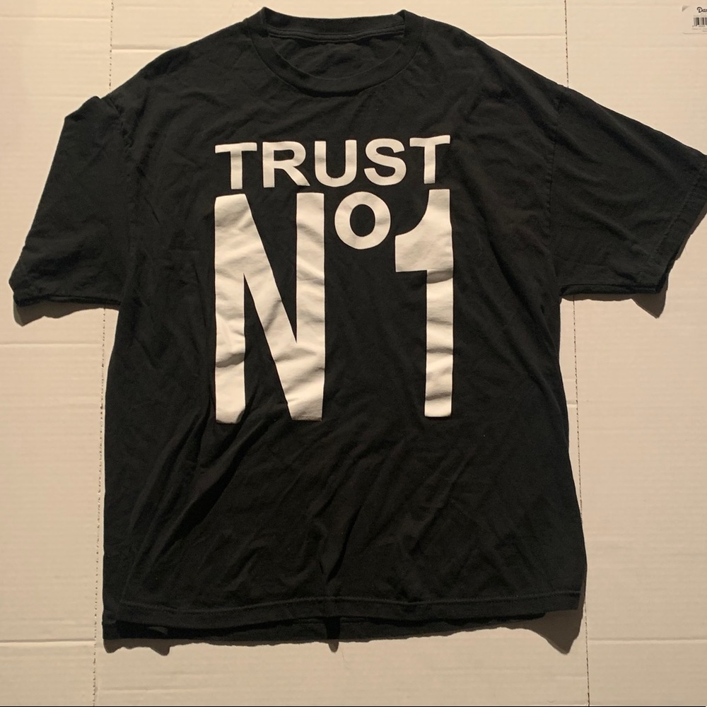 Men trust no 1 t shirt XL